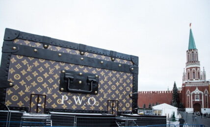 Valigia gigante di Louis Vuitton nella Piazza Rossa di Mosca
